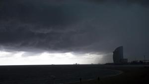zentauroepp16604694 barceloneta  30 07 2011 tormenta en el passeig maritim de la180912110022
