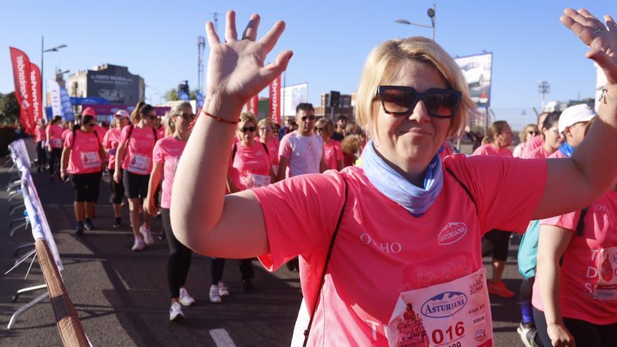 Más de 8.000 mujeres tiñen de rosa las calles de València