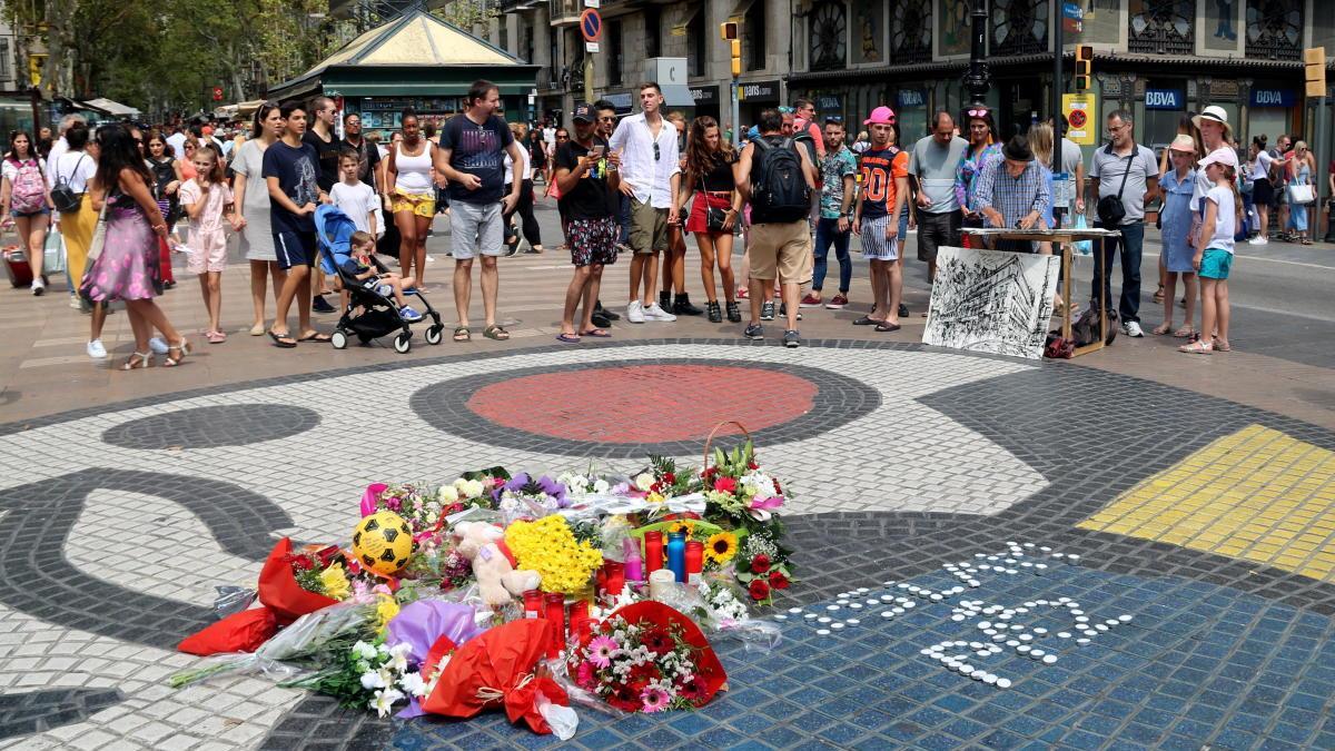 Pla general del mosaic de Miró a la Rambla amb flors i espelmes en honor a les víctimes de l&#039;atemptat del 17-A.
