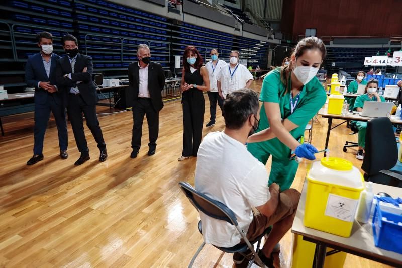 Visita del presidente de Canarias al nuevo centro de vacunación masiva en el Santiago Martín