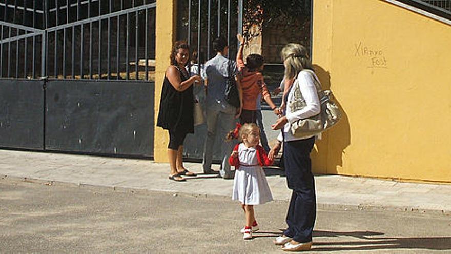 Escolares con sus madres, ayer a las puertas del colegio Magdalena Ulloa en el primer día de clase.