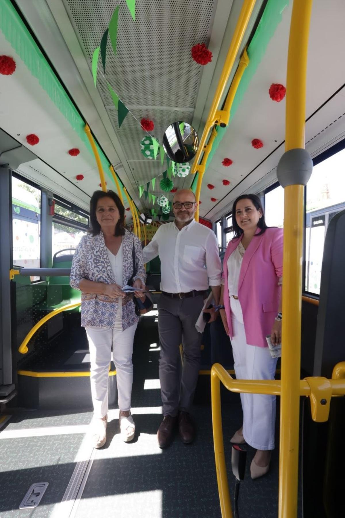 Presentación del dispositivo de movilidad para la Feria de Córdoba: Bernardo Jordano y Ana Tamayo, presidente y gerente de Aucorsa, y la delegada de Transporte, Carmen Granado.