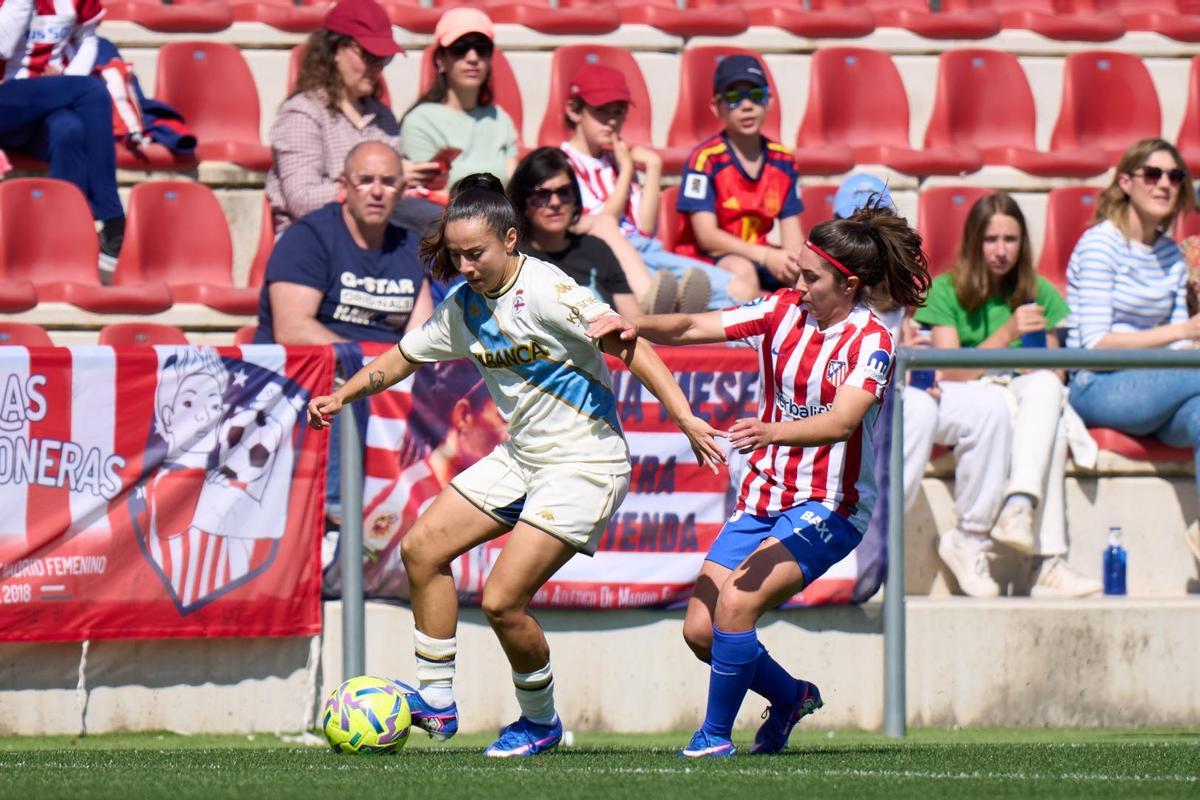 Espe Pizarro protege un esférico en el Atlético de Madrid-Deportivo Abanca