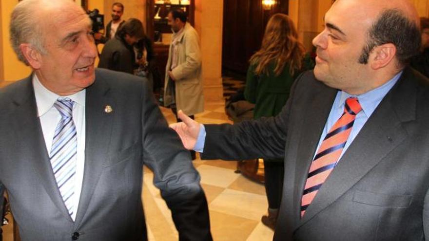 Vicente Gotor y Agustín Iglesias Caunedo se despiden tras reunirse, ayer, en el Ayuntamiento.