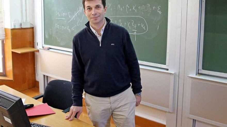 Gonzalo Caballero, en el aula de la facultad de Ciencias Económicas donde da clase.