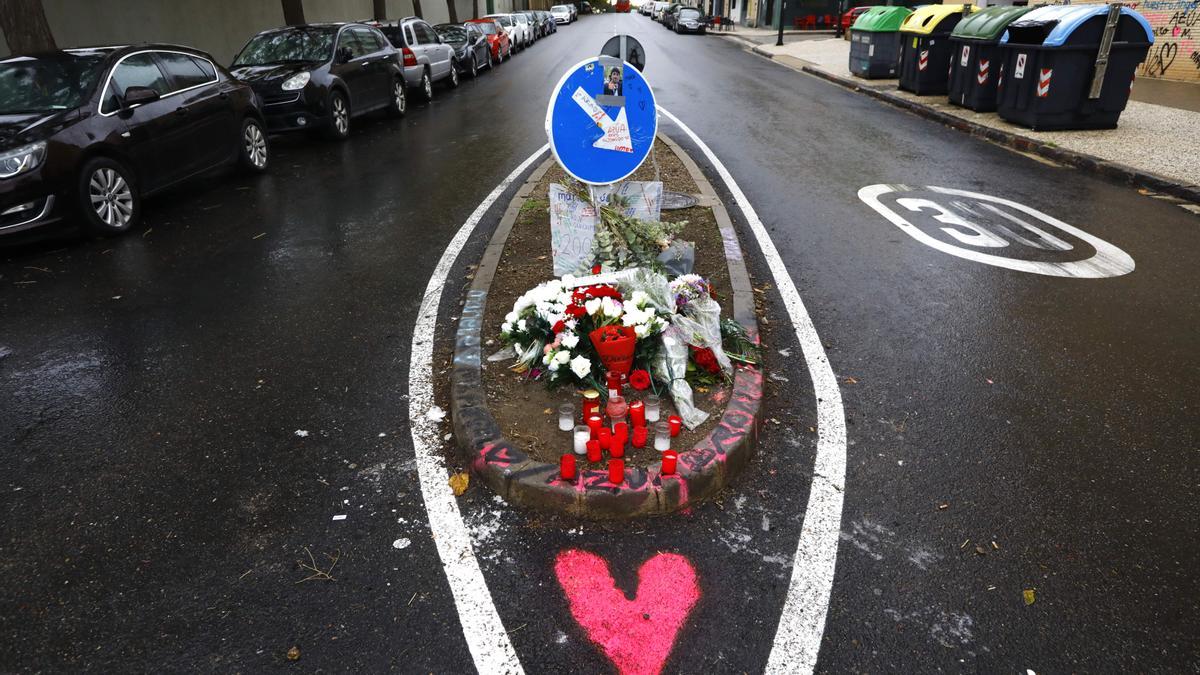 Flores en el lugar donde fue atropellado mortalmente un menor en Vía Ibérica con calle Argualas a bordo de un patinete.