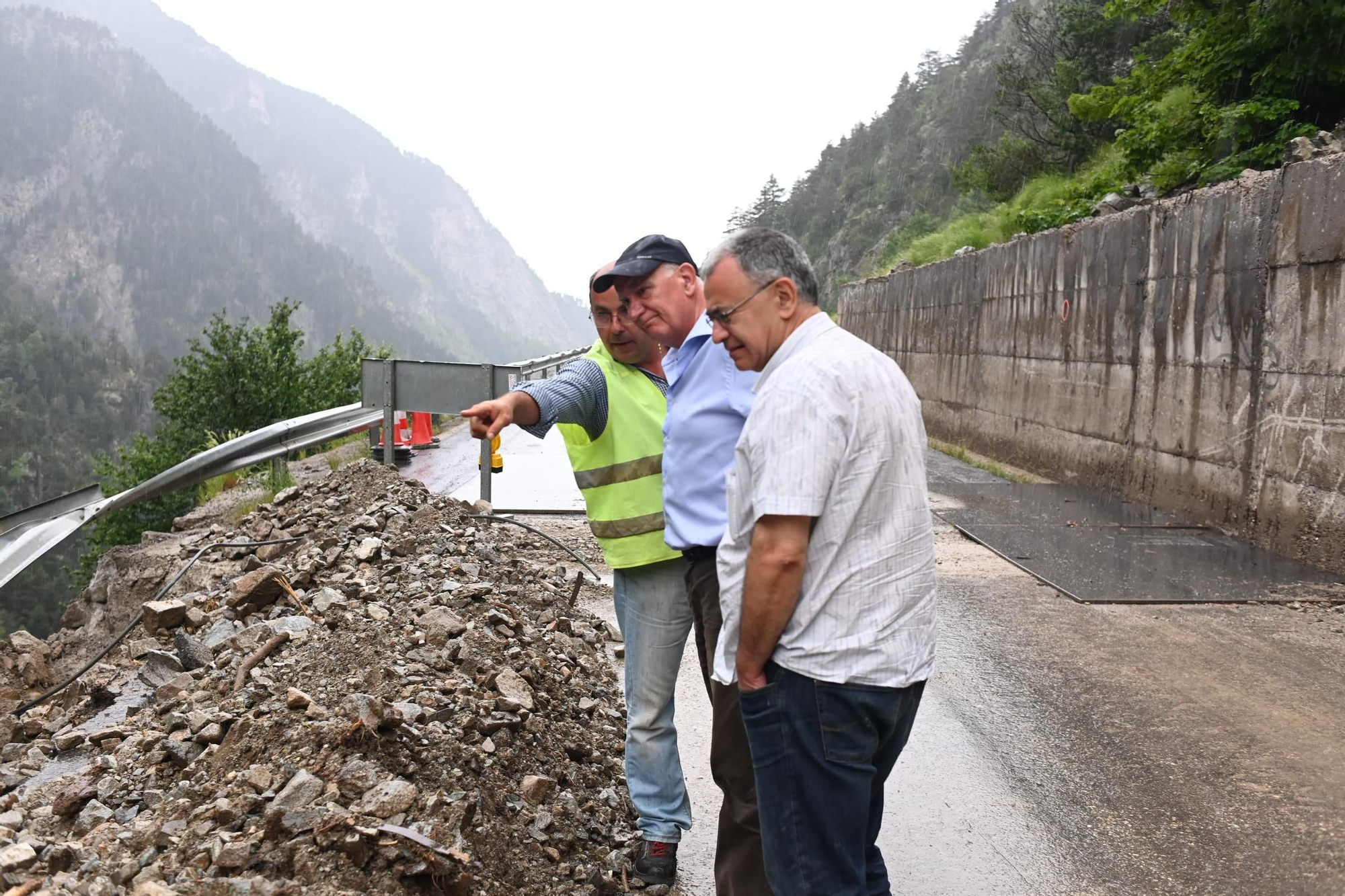 En imágenes | La DGA evacua a las personas aisladas en el Balneario de Panticosa y continúa trabajando en el arreglo de la carretera