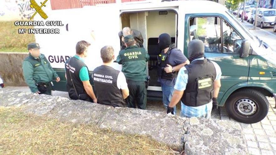 La Guardia Civil, con uno de los detenidos