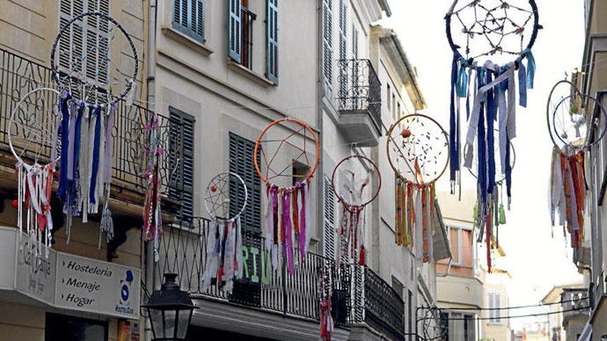 In Manacor auf Mallorca zieren rund 200 Traumfänger die Straßen im Zentrum