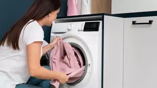 Soy experta en limpieza y te recomiendo el truco del número 6 para que tu ropa salga perfecta (y ahorres)