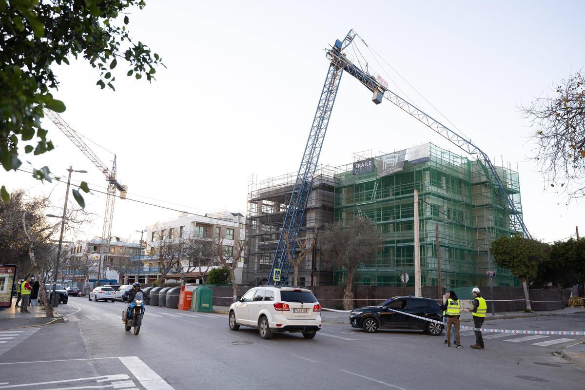 Galería: el fuerte viento en Ibiza tumba una enorme grúa en Platja d'en Bossa