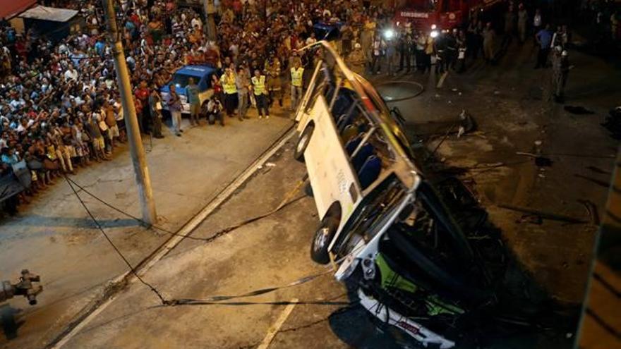 Siete muertos al caer un autobús por un viaducto