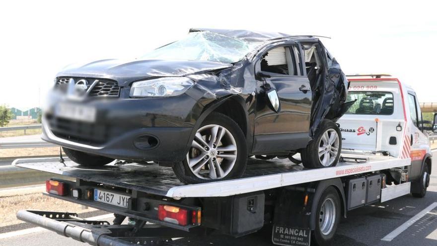 Uno de los coches implicados en el accidente producido a las afueras de Zamora en la N-630.