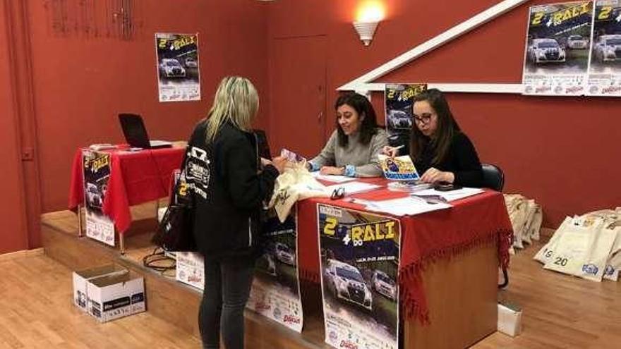 Izquierda: pivotes de seguridad instalados en el tramo de Saborida. Arriba: verificaciones en el Forum Dezae del Pontiñas Gadis.