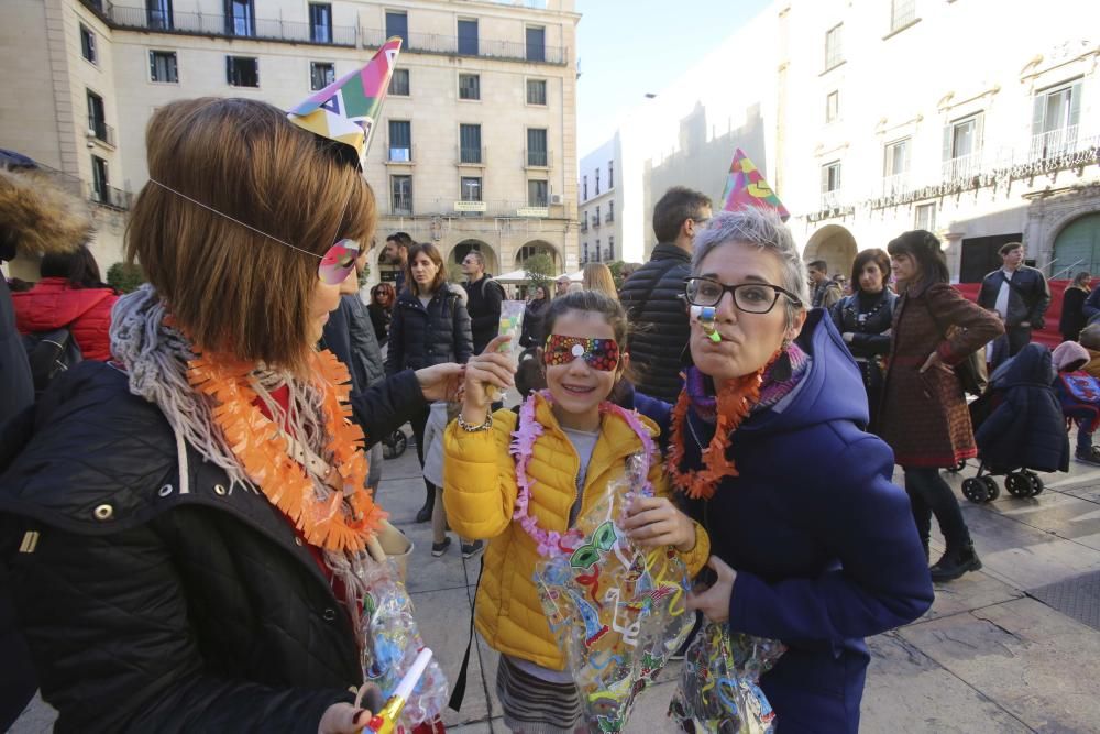 Más de 3.000 personas entre niños y mayores adelantan la entrada al 2019 en la plaza del Ayuntamiento
