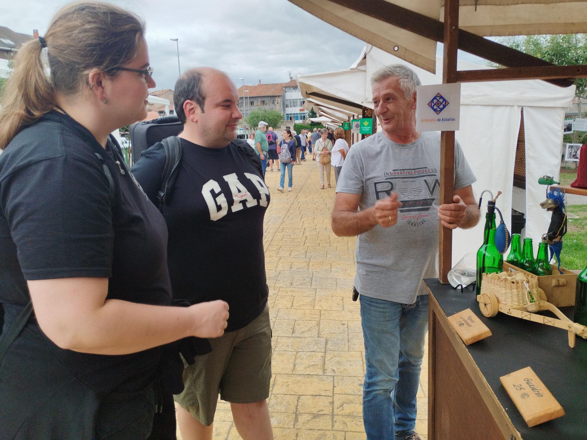 Villaviciosa esquiva la lluvia en el Mercado Artesano y Ecológico, en imágenes