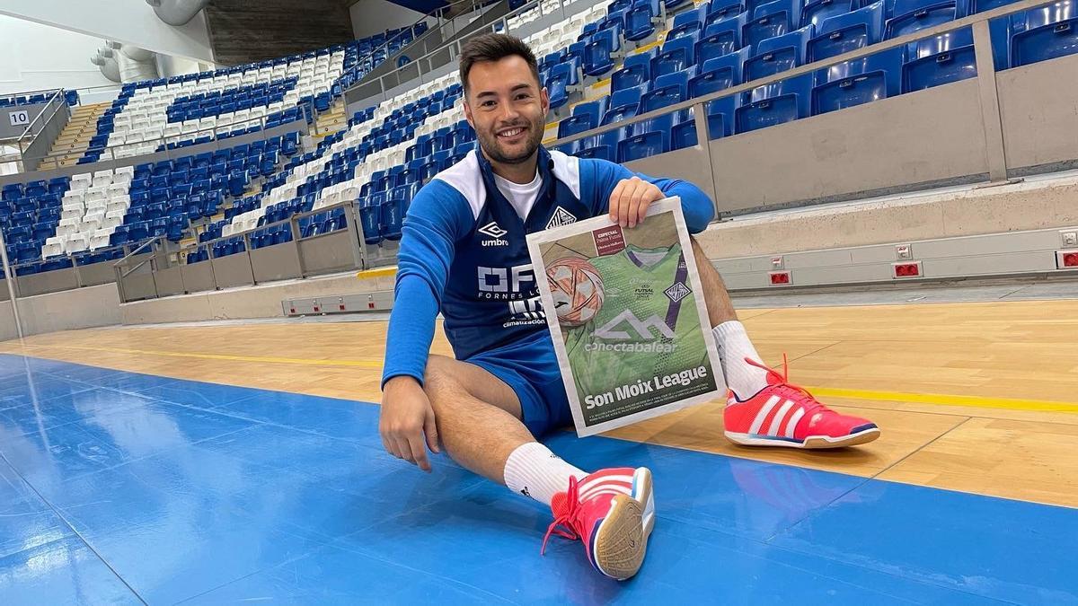 Marlon muestra el ejemplar de Diario de Mallorca con el suplemento dedicado a la Uefa Futsal Champions League.