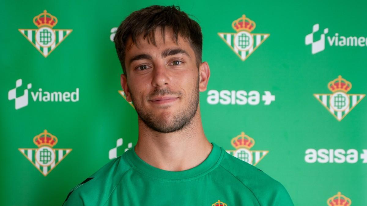 Iker Losada posa con la camiseta del Betis
