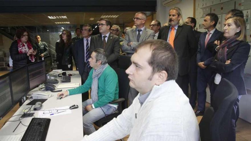 Ana Pastor visita el centro de control del túnel de O Folgoso, ayer, en la autovía A-52. // Adrián Irago