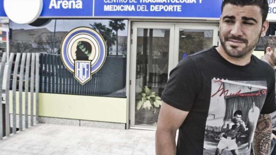 Braulio Nóbrega, ayer, a su salida de la clínica del Arena Alicante.