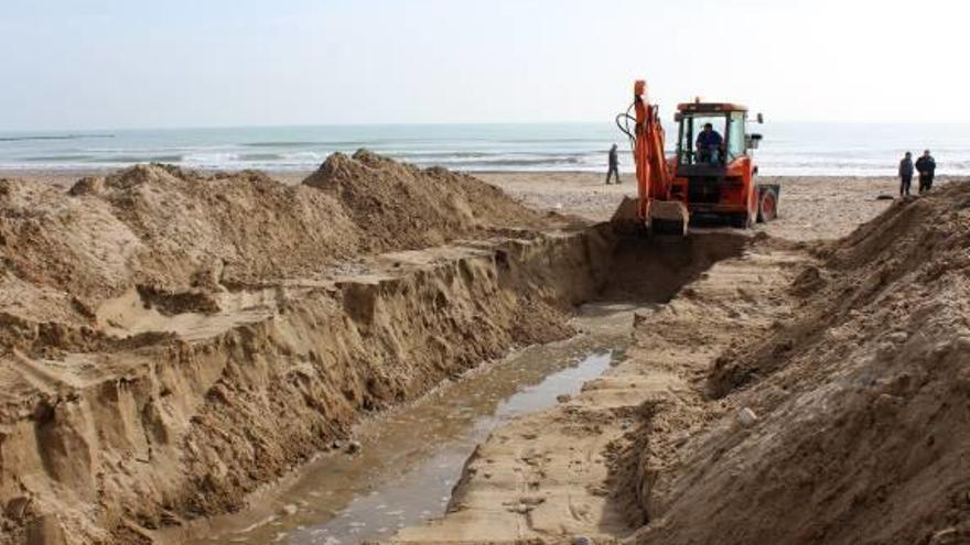 Borriana inicia las labores de limpieza de sus playas, que se alargarán hasta Semana Santa