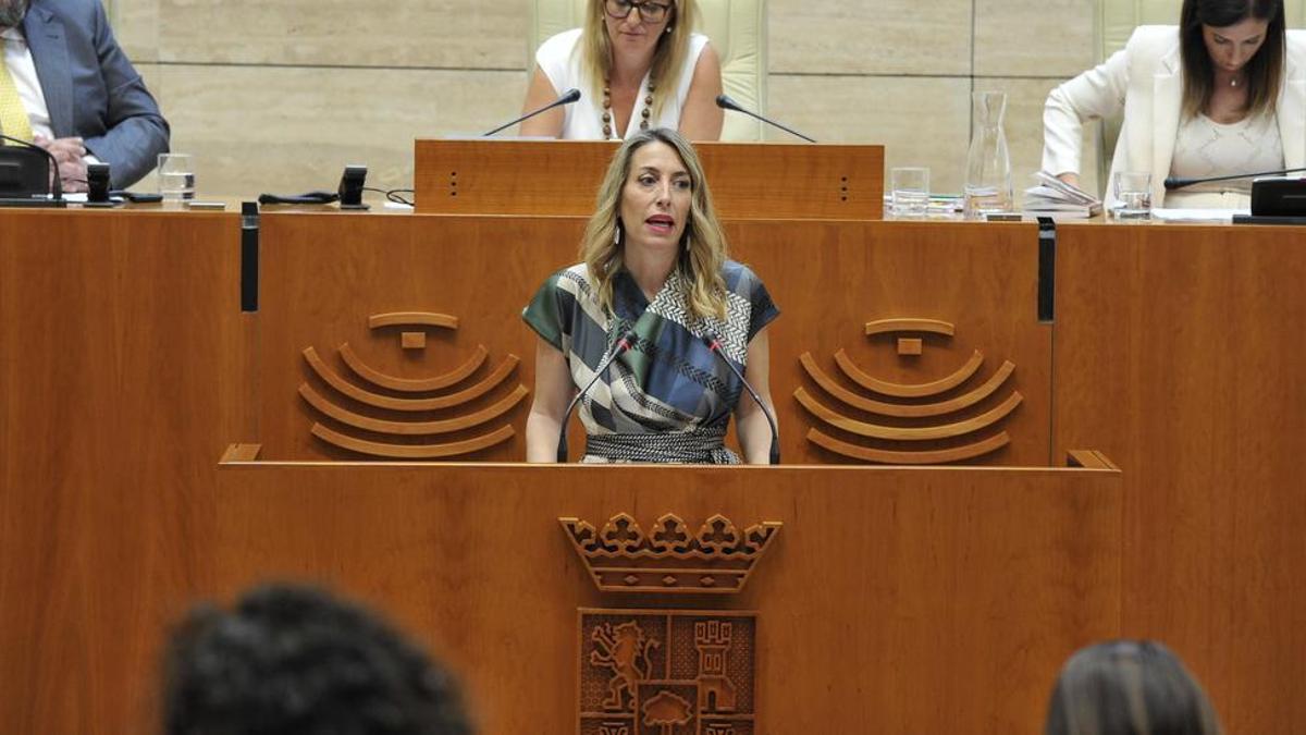 María Guardiola, investida presidenta con los ‘síes’ de Vox.