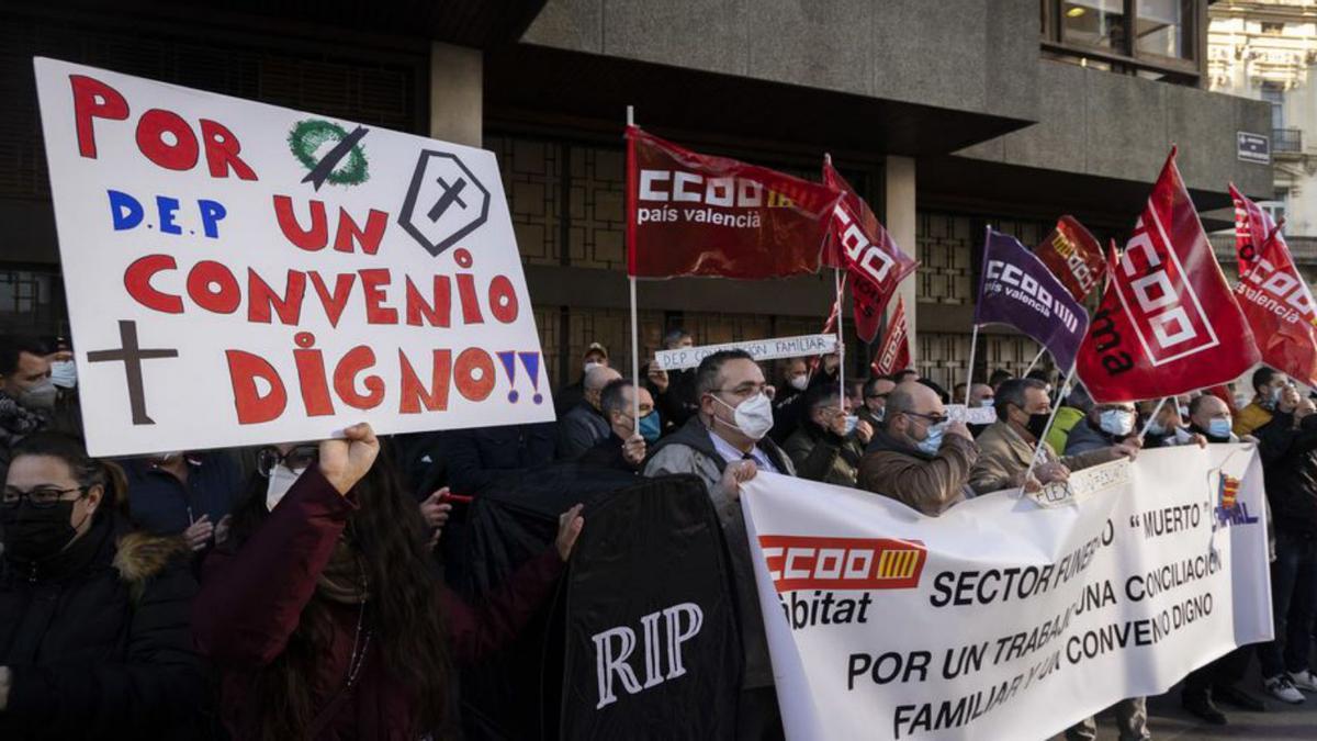 Protesta del sector funerario | GERMÁN CABALLERO