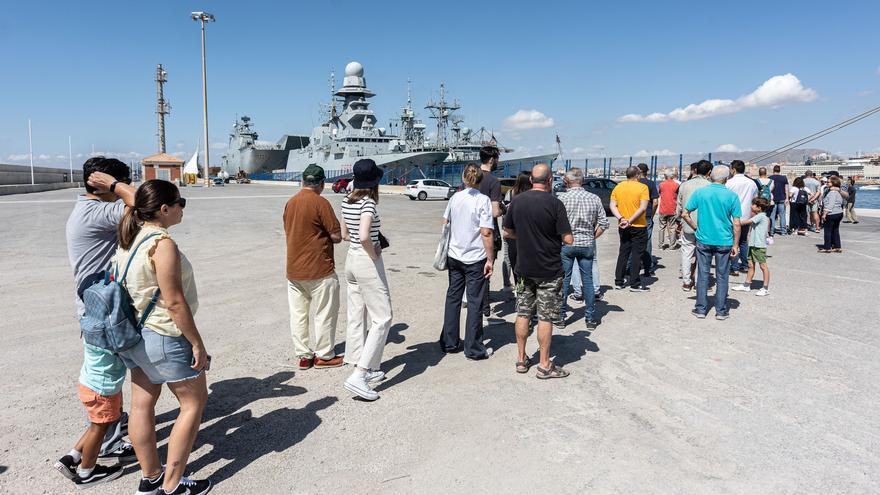 Colas para visitar el buque Castilla de la Armada Española