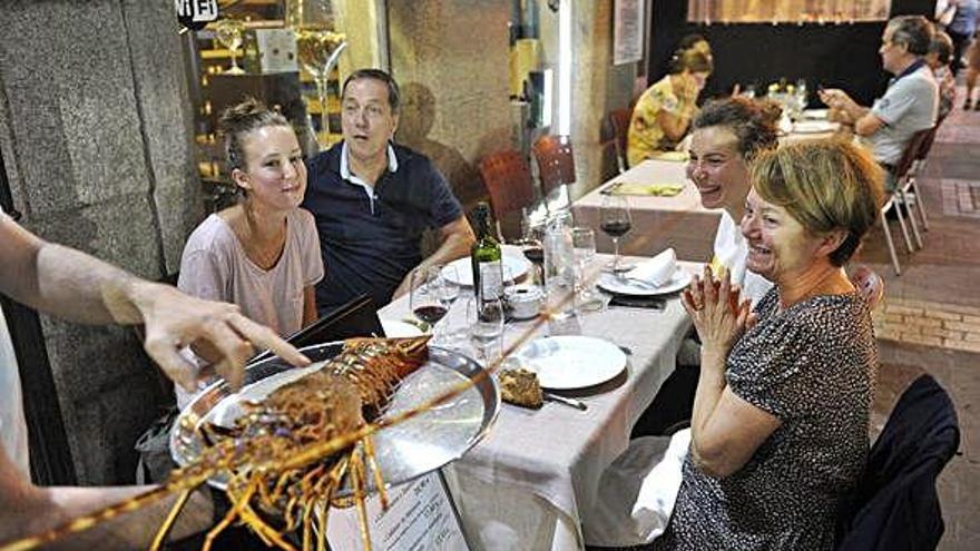 La hostelería trabaja a pleno rendimiento en la época estival, como este restaurante de A Coruña.