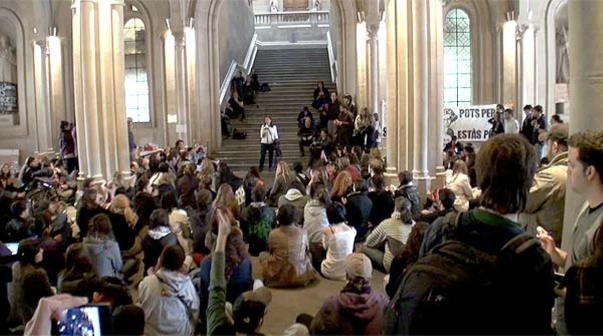 Els estudiants instal·lats al rectorat de la UB decideixen mantenir l’ocupació.