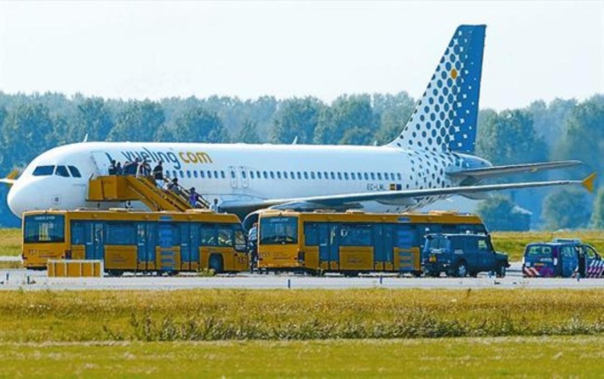 Els passatgers de l’aeronau de Vueling procedent de Màlaga desembarquen a l’aeroport d’Amsterdam, ahir.