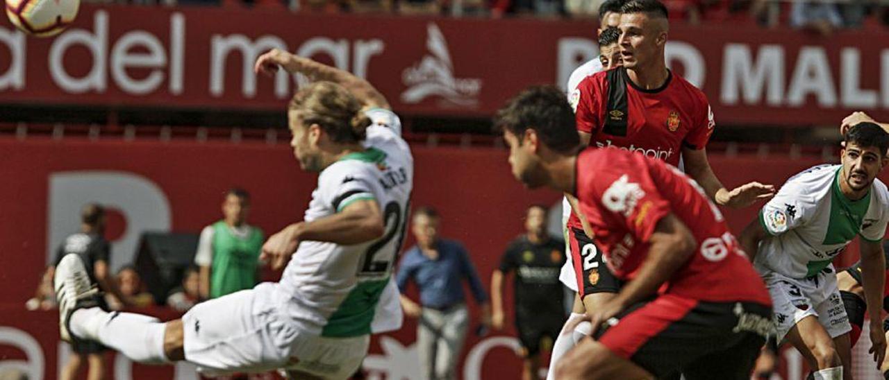 Valjent mira el balón durante el encuentro del domingo ante el Extremadura.