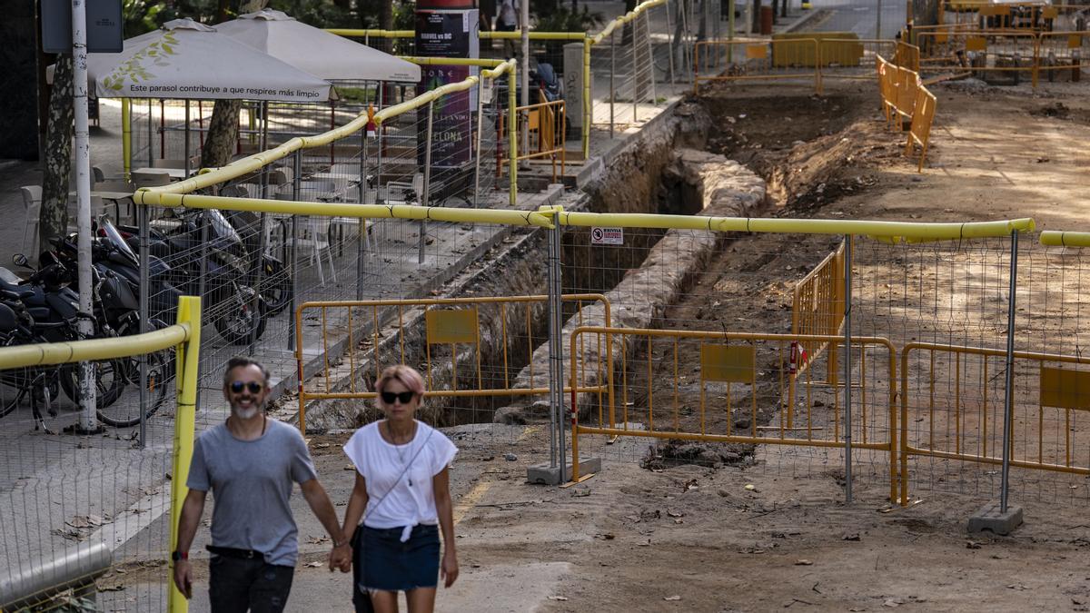 Els obres del tramvia deixen al descobert part del Rec Comtal a Diagonal