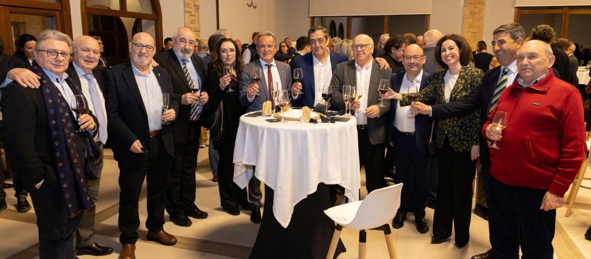 Representantes de la DPZ, la comarca y municipios próximos, en el cóctel. | SERVICIO ESPECIAL