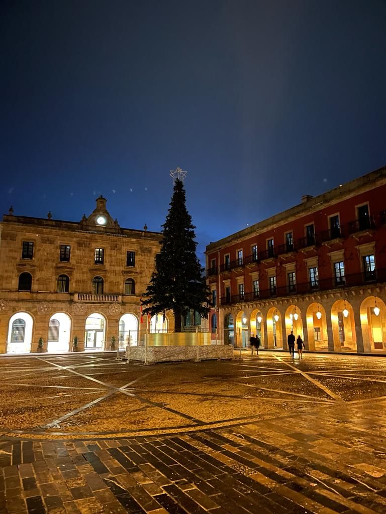Los residuos que deja la Nochevieja de Gijón, en imágenes