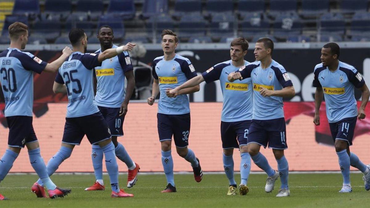 Los jugadores del Gladbach celebrando uno de los goles ante el Eintracht