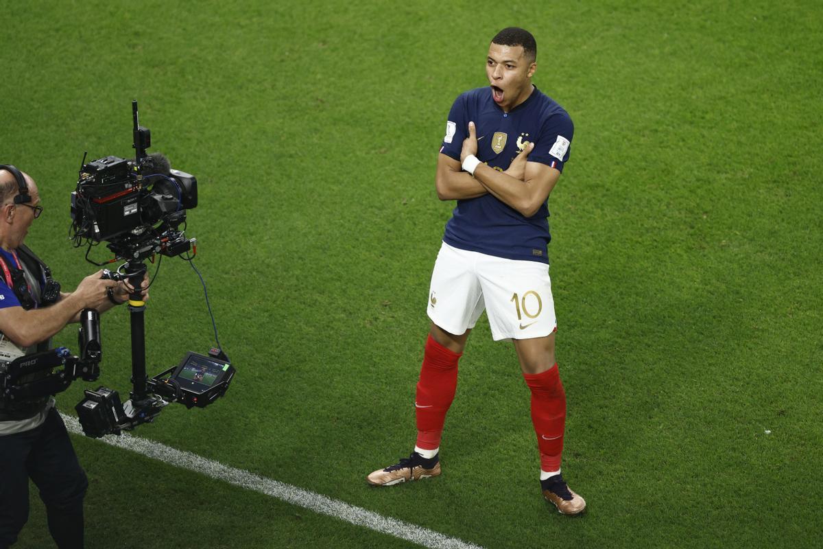 Mbappé celebra uno de sus goles ante Polonia.