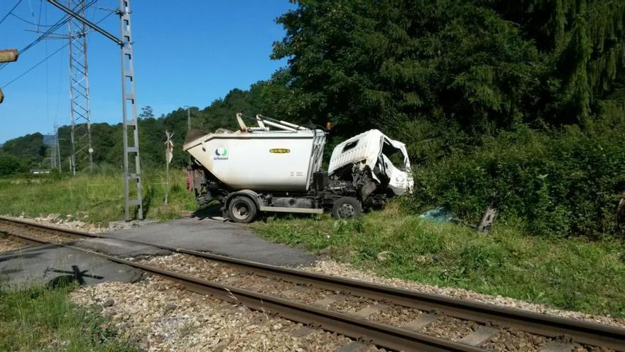 Un tren arrolla a un camión en un paso a nivel en Piloña