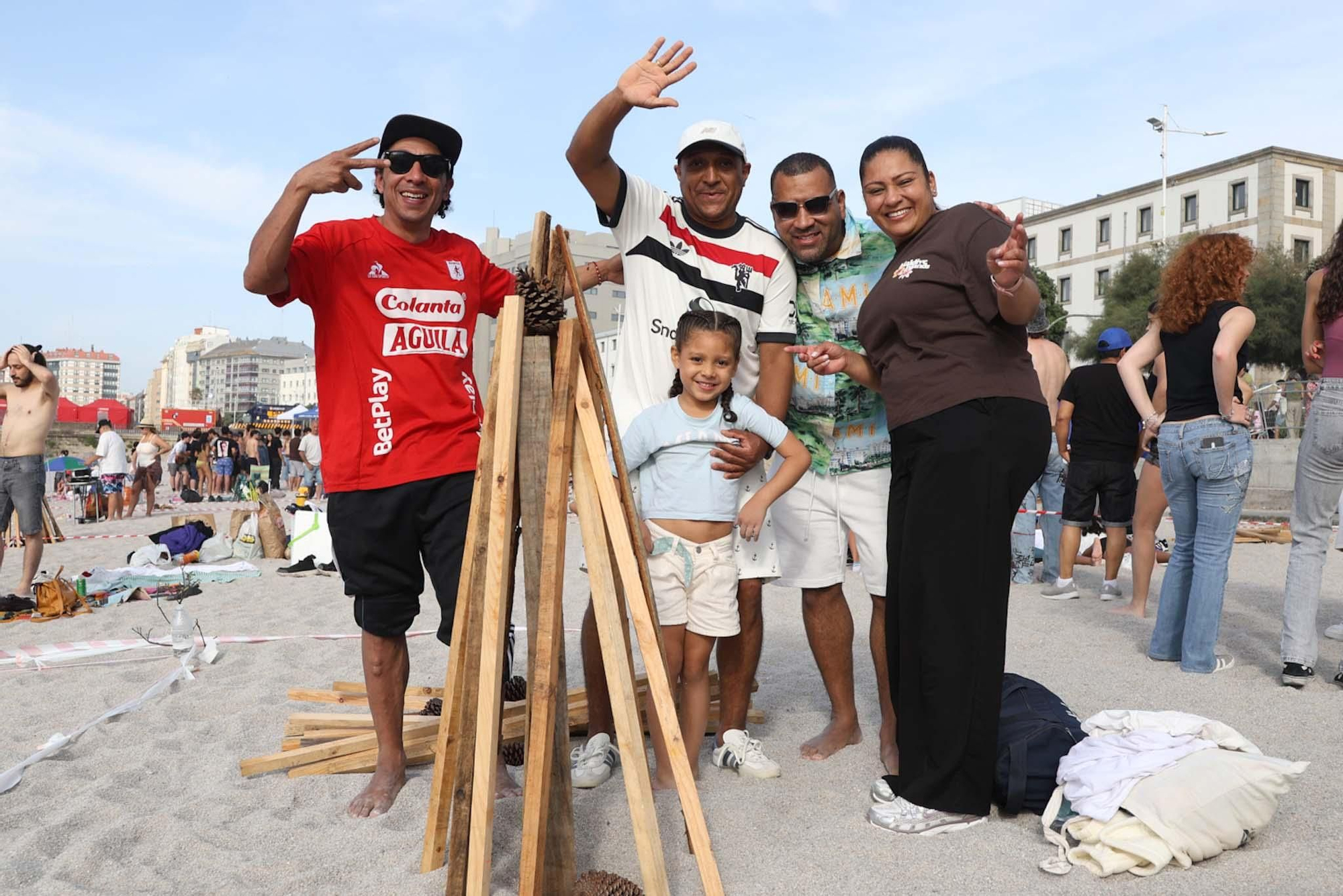 Reparto de madera y primeras hogueras en las playas de Orzán y Riazor