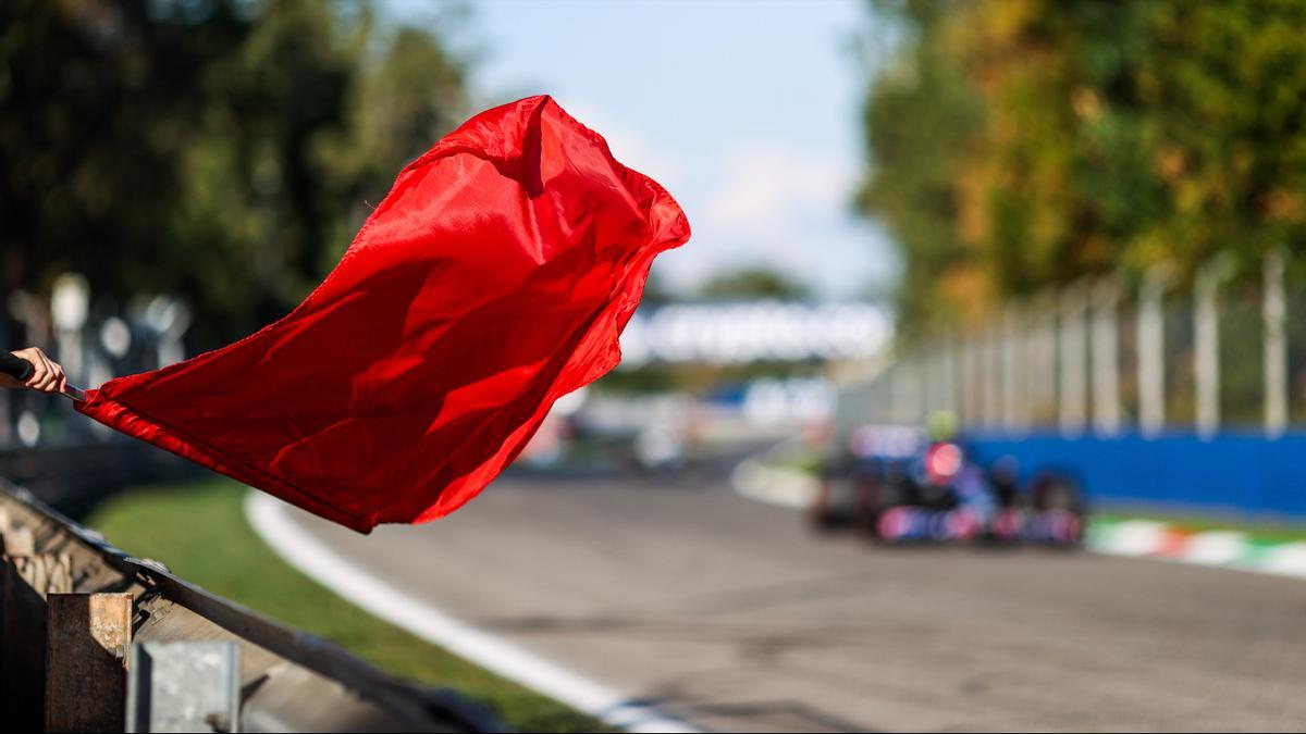 La bandera roja indica una interrupción inmediata de la carrera debido a condiciones extremas o peligrosas en la pista.