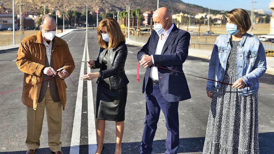 Vallejo, Castejón, Olivo y Arroyo cortan la cinta en la inauguración de la avenida, proyectada en 1989.