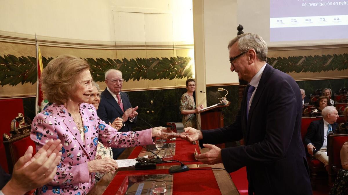 La reina Sofía entrega su reconocimiento al doctor Constantino Fernández Rivera, nefrólogo del Chuac.