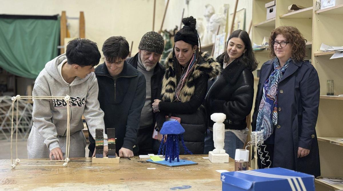 Alumnos del Aller Ulloa muestran sus creaciones al jurado. | BERNABÉ