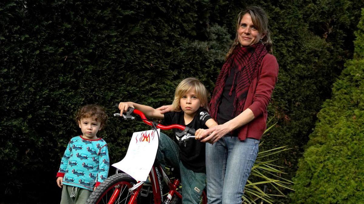 Carolina Bonache, amb els seus fills, l’Axel, de 7 anys, a la bicicleta, i l’Aitor, de 2. | DAVID CASTRO