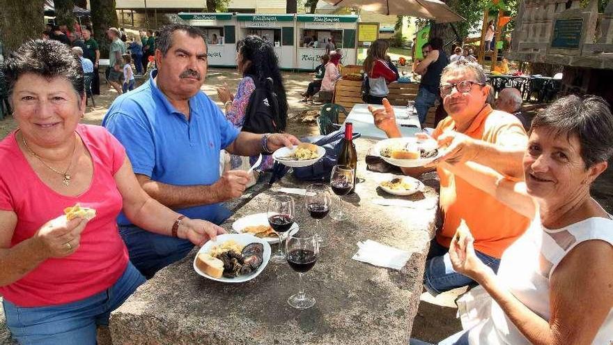 Grupo de personas disfrutando de lamprea seca en Arbo, ayer. // A. Hernández