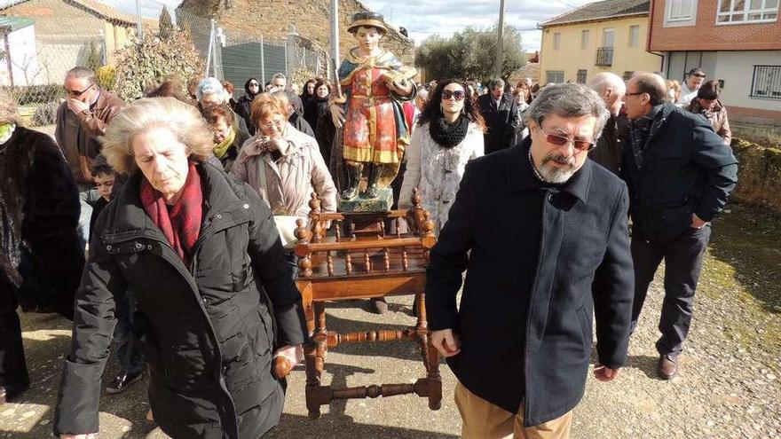 Los vecinos trasladan en procesión a san Tirso, copatrón de La Milla de Tera..