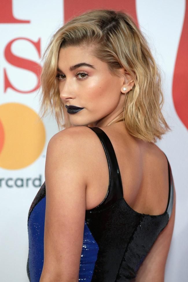 El maquillaje con labios negros de Hailey Baldwin en los Brit Awards 2018