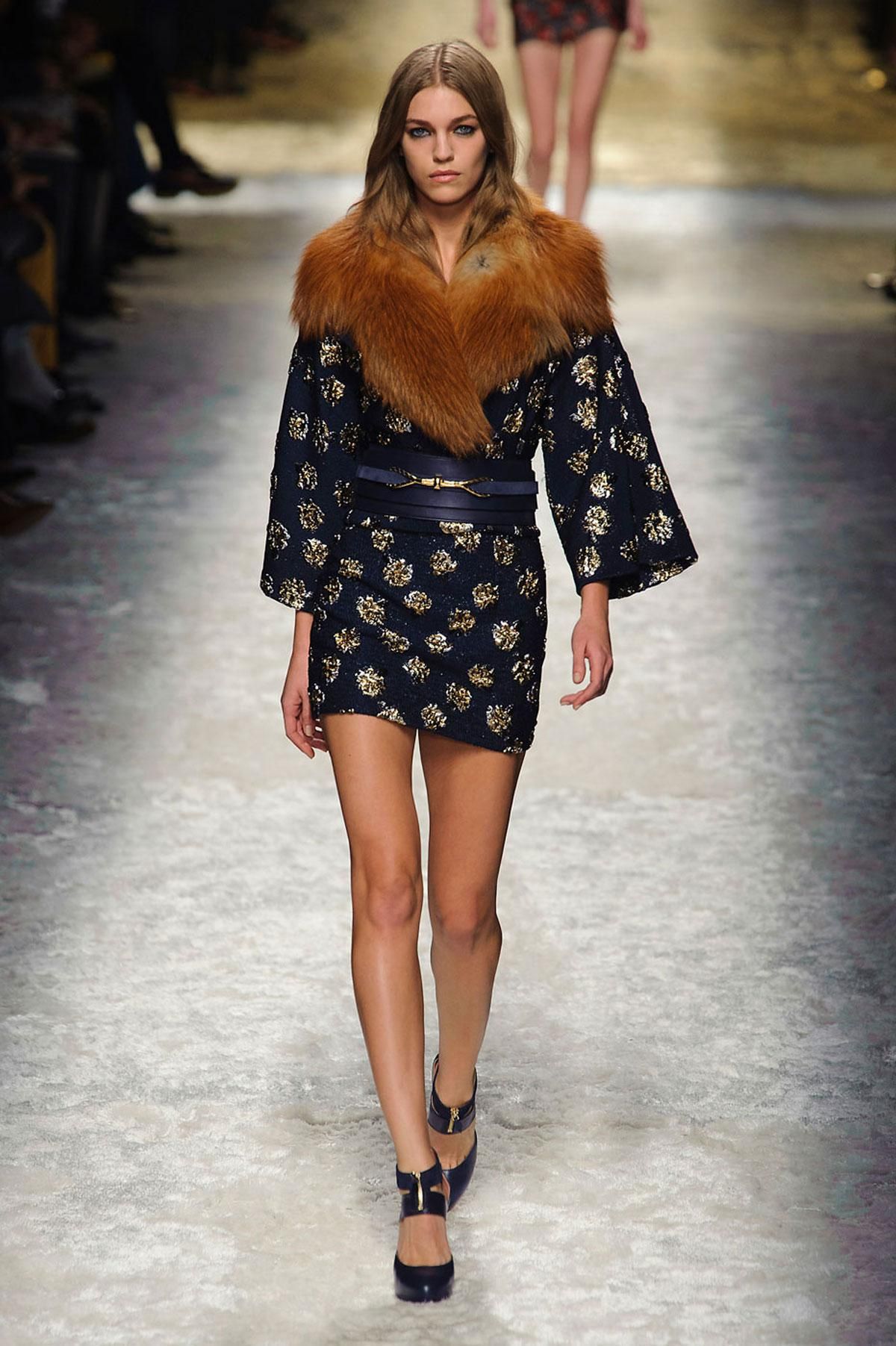 MFW: Blumarine Primavera/Verano 2016, vestido estampado y estola de pelo