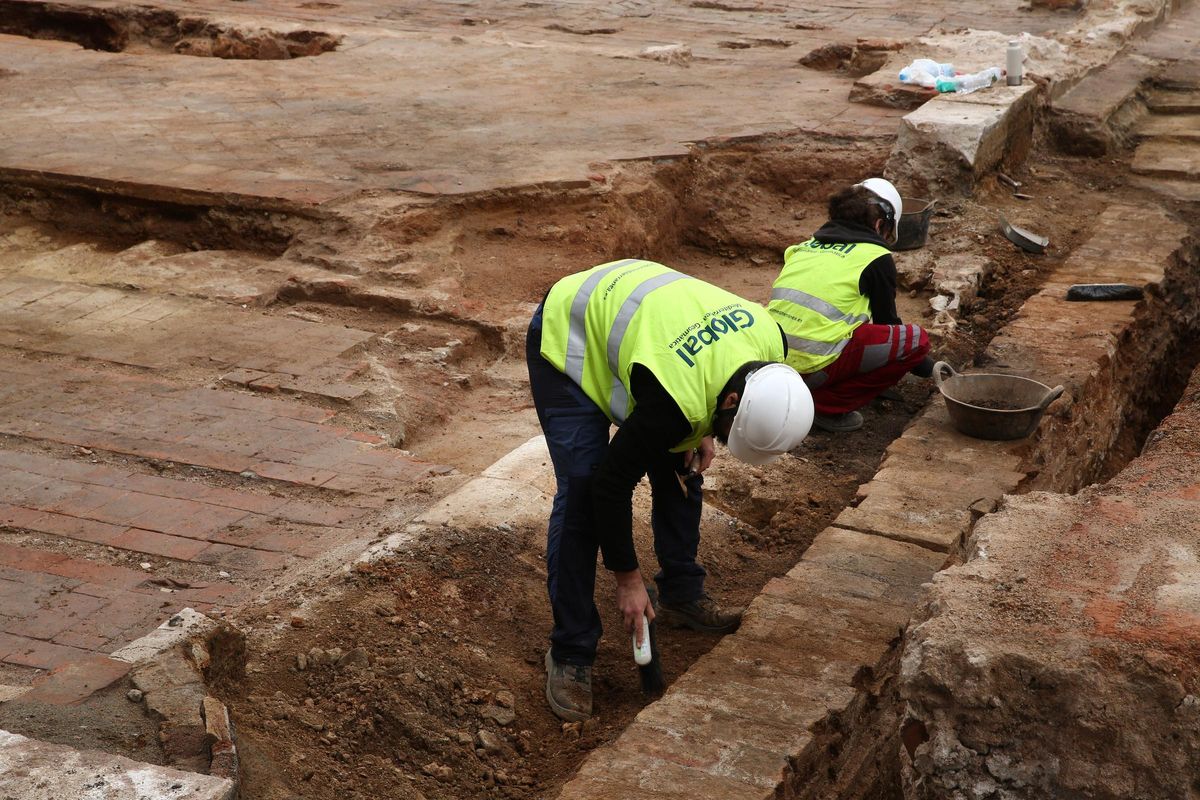 La excavación en el Mercat de lAbaceria deja al descubierto los primeros restos de la fábrica Puigmartí. Está previsto que la excavación arqueológica finalice a principios de abril