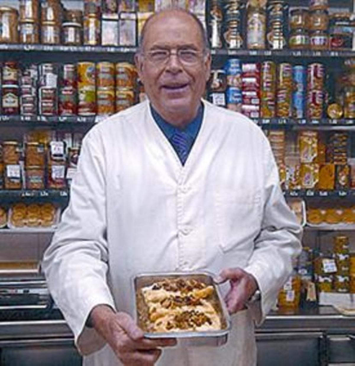Vidal mostra una safata de bacallà amb ceba. Vidal mostra una safata de bacallà amb ceba.